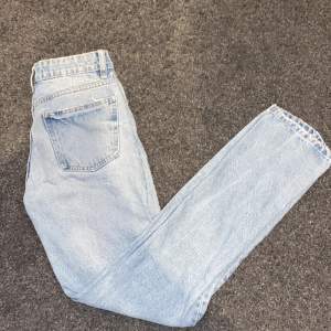 Ett par ljusa jeans från zara Knappt använda och bra kvalite! Fin färg och medelhög midja/låg midja
