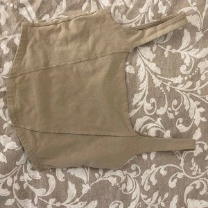  Corset top  - Beige corset top från Gina Tricot, har använt den ett fåtal gånger🤎