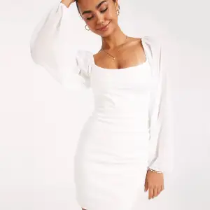 Superfin vit studentklänning från Nelly i storlek 38💞