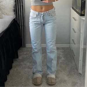 Säljer mina ljusblåa low waist straight jeans från carling. 🌸