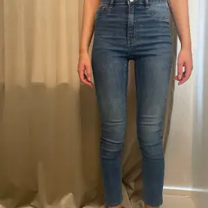 Skinny jeans MOLLY från gina tricot i storlek S med hög midja säljs, har inga slitningar eller defekter och är i bra skick🤍Nypris: 360kr, mitt pris: 89kr Midjan: 60cm men är stretchig  Innerbenslängd: 63cm 