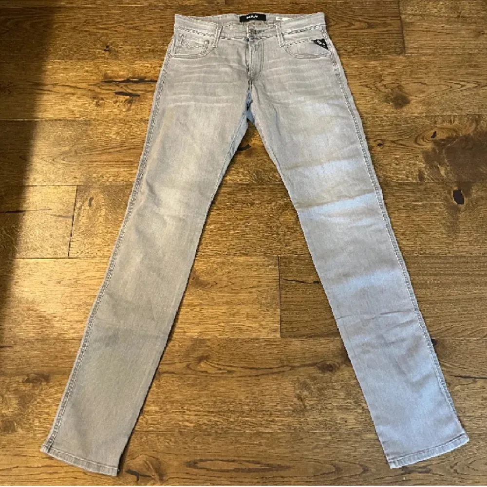Riktigt snygga replay anbass jeans i nyskick, storlek w30 L34, skriv om du undrar något. Jeans & Byxor.