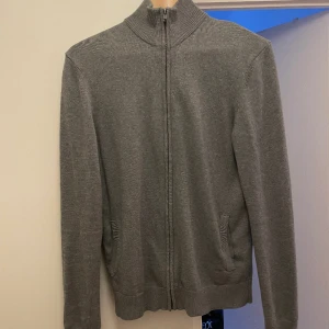 Full zip tröja - Tja, säljer nu min full zip tröja från pier one kond 10/10 använd få tal gånger ny pris 399 mitt pris 349 hör va er vid frågor eller funderingar 