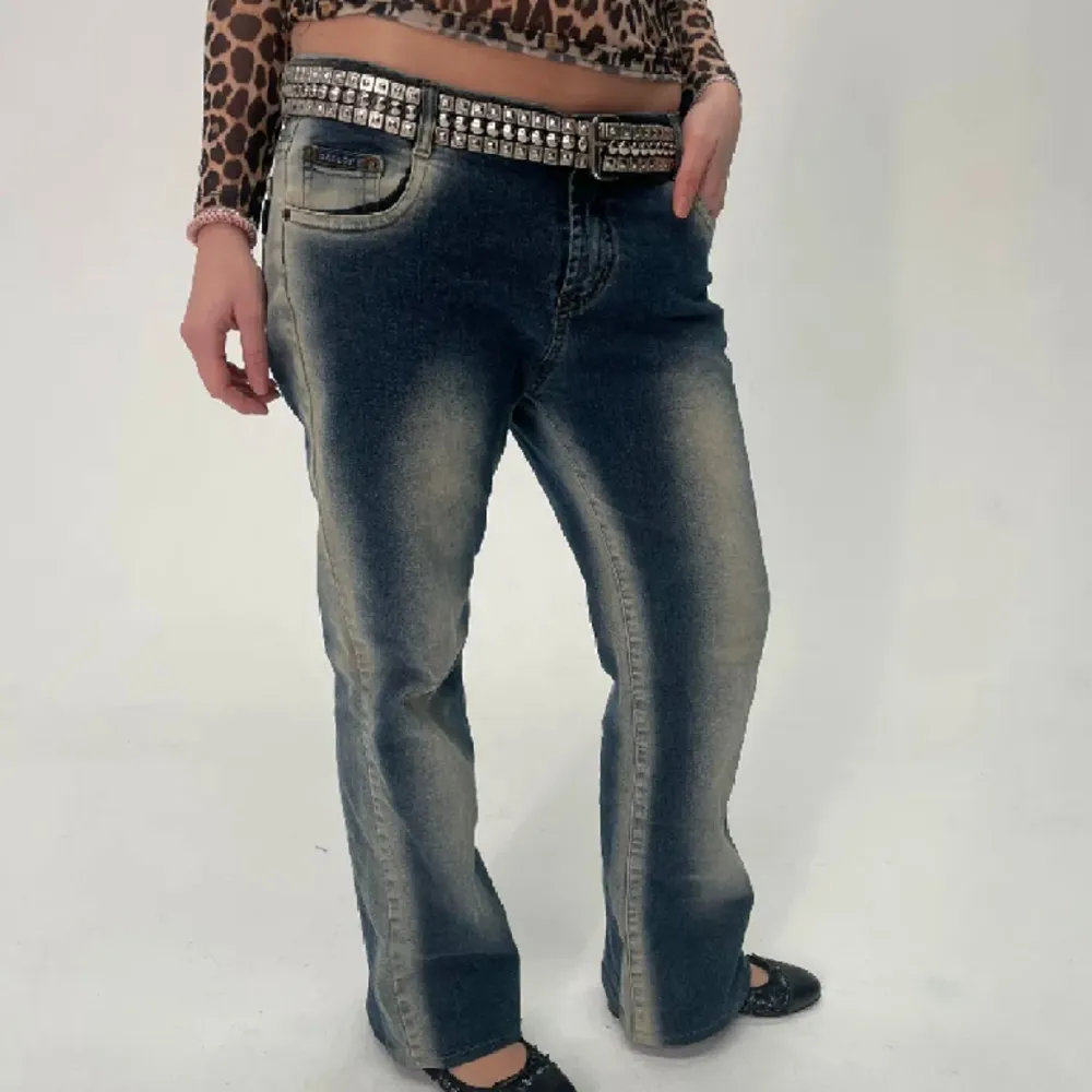 Skitsnygga byxor från 4o1sthlm!! Storlek; Midja (80cm), Innerbenslängd (75cm), totallängd (96,5cm). Blå, midrise, straight/baggy jeans med blekta detaljer. Modellen är 167 cm lång💞 KÖP. Jeans & Byxor.
