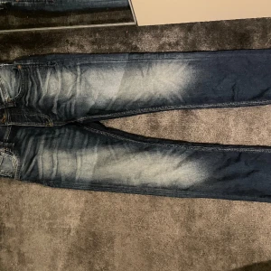 Slim jeans med slitningar  - Bra skick 