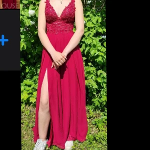 Bal klänning - Säljer min super fina bal klänning. Det är jätte skön och fin. Säljer pågrund av att jag gått ut 9:an nu och inte kommer ha användning av det mera. Nytt pris: 3000  pris kan diskuteras kan gå ner några hundra vid snabb affär 