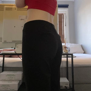 Svarta kostym/ mjukis byxor  - Andvända en gång och kände bara att det ej var jag, ändå fina men vet att jag ej kommer använda dem.de har fickor utan ficka? 