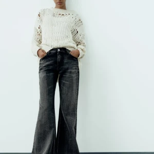 Jeans med flare - Säljer dessa jeans från Zara i storlek 34 i nyskick. För mer bilder eller frågor är det bara att skicka iväg ett pm! Finns möjlighet att postas! 💕