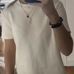 stickad tshirt - Stickad tshirt från zara, storlek L men sitter som en S. Jättefint och super skicka, lånad bild. 💕