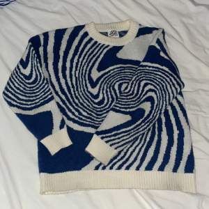 En knitwear tröja med snyggt mönster. Tröjan är använd ett fåtal gånger. Kom gärna med prisförslag!