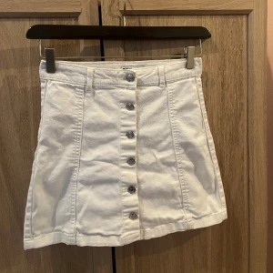 Vit jeanskjol - Superfin jeanskjol ifrån Gina Tricot, stängs/öppnas med knappar 🌸