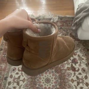 Ljusbruna uggs - Ljusbruna uggs köpts i usa❤️❤️ storlek 40! Använda en vinter men ändå i bra skick, man ser att de är använda.