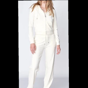 Vitt juicy couture sett  - Byxorna är knappt använda, tröjan har använts bara några gånger. Säljer det därför lite billigare, tillsammans 1300 men om man vill köpa tröja/byxa separat så är det 800 per del 