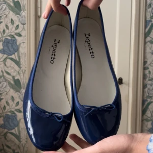 Repetto ballerina  - Ballerina skor från det franska märket repetto, måste tyvärr sälja då de inte passar mig i storleken. Storlek 40 men är små i storlek så skulle påstå att de sitter mer som en 39-39,5 Använda men fint skick. Nypris 275 euro dvs ca 3100kr 