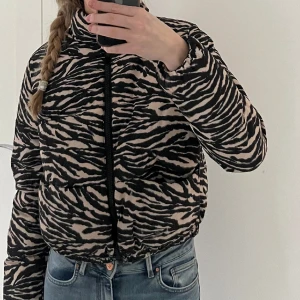 Zebra jacka - Puffjacka från HM, strl S❤️