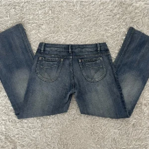lågmidjade bootcut jeans - Ett par lagmidjade bootcut jeans storlek 40 från märket Diverse SYS i nyskick som tyvarr inte passade mig. 💞 midjematt: 42 innerbensmatt: 75