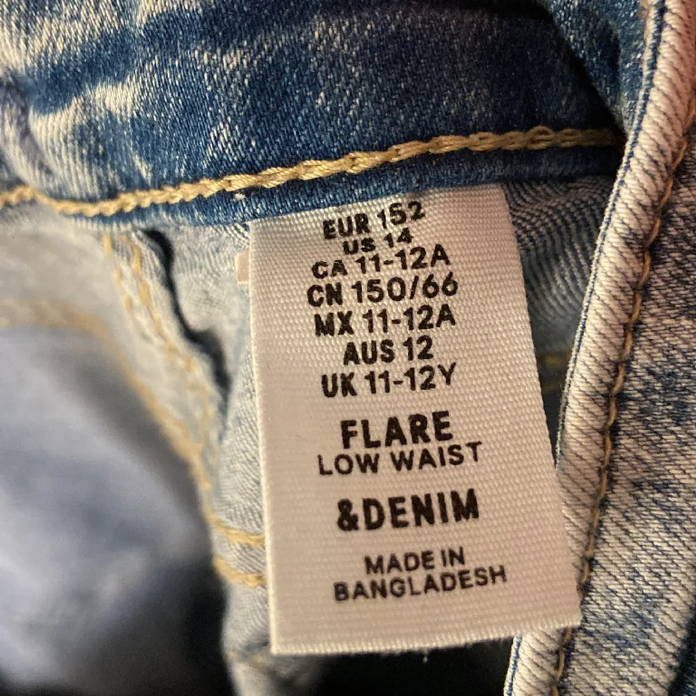 Bra skick. Storlek 152. Low waist. Ljus bli me lite mer mörk blått längs ner💕. Jeans & Byxor.