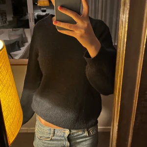 Stickad tröja - Superskön mörkblå stickad tröja, storlek S. 200kr