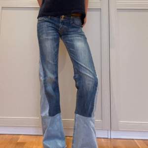 Jätte snygga eftertraktade remake jeans! lägger upp igen! ❤️‍🔥 Midjemåttet:72cm Innerbenslängden-82cm Skulle säga en 32,34