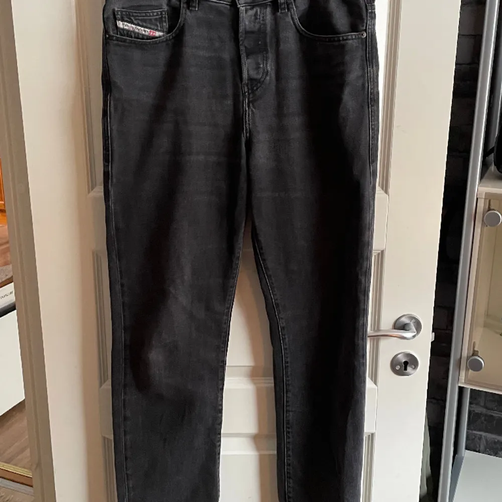 Svarta regular fit straight jeans från Diesel. Nypris 1600. Storlek mid (stod det på lappen men jag är ca. 1,83 så kolla bilden) i jättebra skick.. Jeans & Byxor.