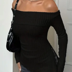 Svart tröja  - Beställde den här tröjan från Temu men kom aldrig till användning. Mer bilder o videos tas privat! 