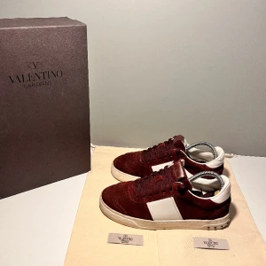 Valentino flycrew - Säljer ett snygga valentino flycrew i färgen bordeaux, cond 8,5/10 smutsig sula, men mockan i toppskick! Kommer med OG box och dustbags  