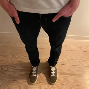 Nudie jeans - Riktigt snygga nudie jeans i modellen ”thin finn” jeansen är perfekt skick utan några defekter, skriv vid funderingar.