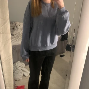 Blå tröja  - Har 2 fläckar som jag inte får bort, därav priset💓