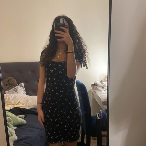 Svart blommig klännig - Svart blommig klänning 