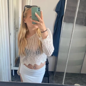 Hålstickad sommar topp - Denna topp är endast använd några fåtal gånger och har inga defekter. 