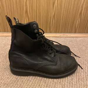 Dr Martens pascal  - Ett par Dr martens i modellen pascal. Storlek 40.  Varan är i använt skick.