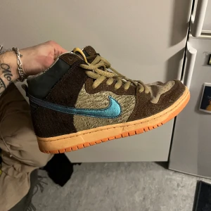 Nike Dunk SB High Turdunken🦃🎉🐤🪶🍗 - astunga höga SB Dunks med sjuuuuka material. riktig clääässic. Som nya, kommer med box. den e där på 3e bilden pallade nt gräva fram den kan skicka fler bilder. Äkta givetvis