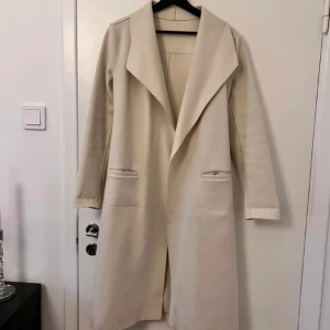 Kappa - Beige kappa i strl xs från märket Vila. Använd ett fåtal gånger.