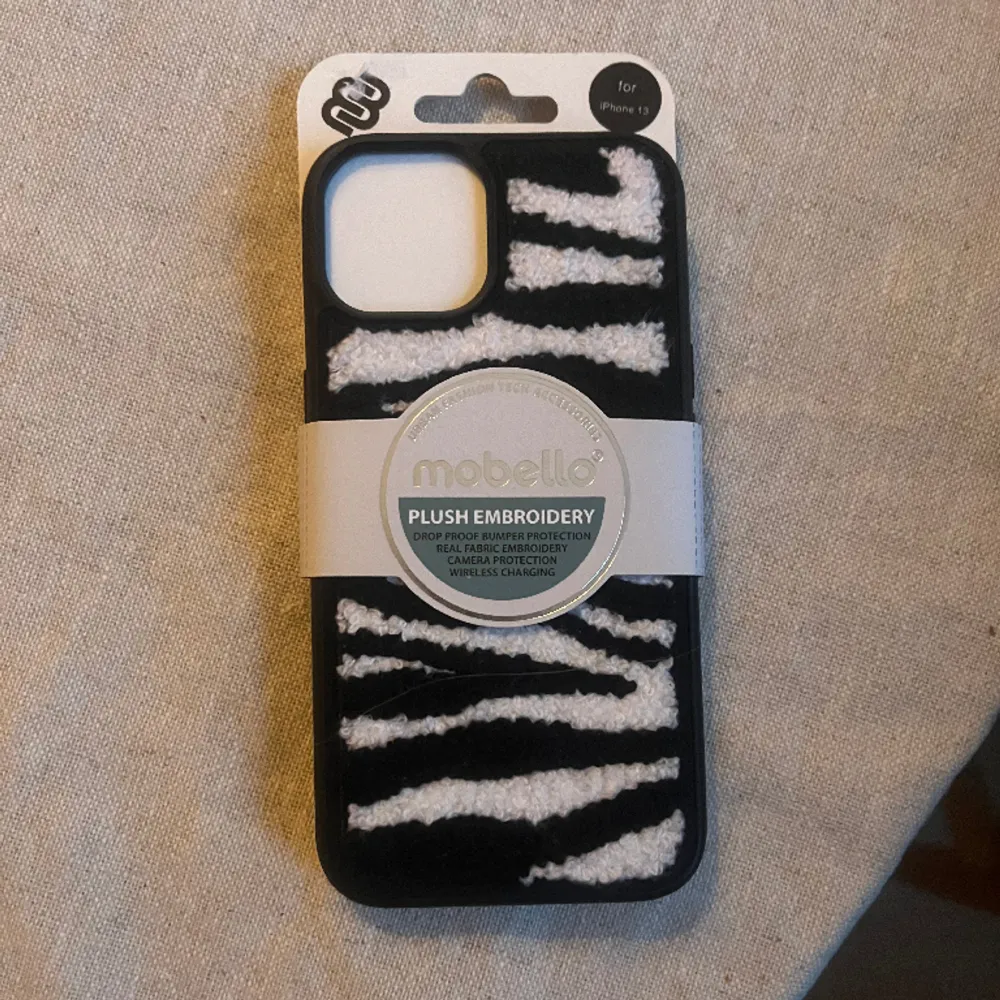 Mobilskal i zebra-mönster från mobello. Använt en gång och passar till iphone 13💗💗. Övrigt.