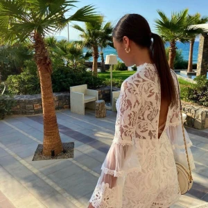 Vit spets byxdress - Från Love triangle och köptes för ca 900kr. Använd vid ett till fälle och i fint skick! Pm för frågor eller mer bilder!