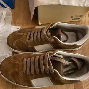 Valentino flycrew - Extremt snygga valentino flycrews, är ganska bra skick 7/10, 2 nitar saknas hör av er om ni har några frågor