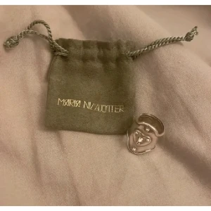 Maria nilsdotter ring - En ring från maria nilsdotter! kan byta mot nått guldigt från maria nilsdotter eller sälja för 1300