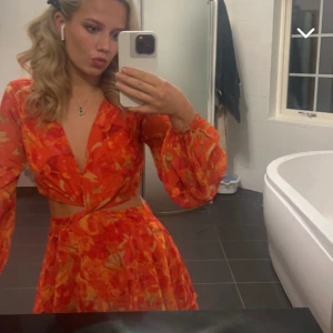 Sommarklänning - Superfin klänning från NA-KD som är helt slutsåld, perfekt till sommaren. I storlek 36 🧡🧡