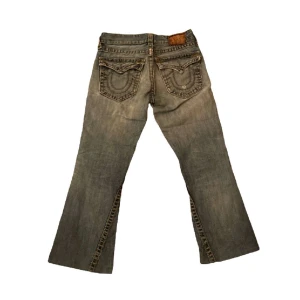 True religion jeans - jättefina true religion flare jeans😍😍 fat stitch oxå å sjuk passform🧶 kan skicka mått i dm de bara fråga✉️knappar där bak fattas å skick som i bilderna☝️priset diskuterbart som vanligt💰följ gärna å kolla in min profil då ja lägger upp mycke liknande🌟💛💛
