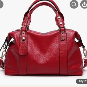 Väska  - Helt ny, säljer då den inte riktigt är min stil. Jättefin färg och rymmer en del❤️ Nypris 380kr