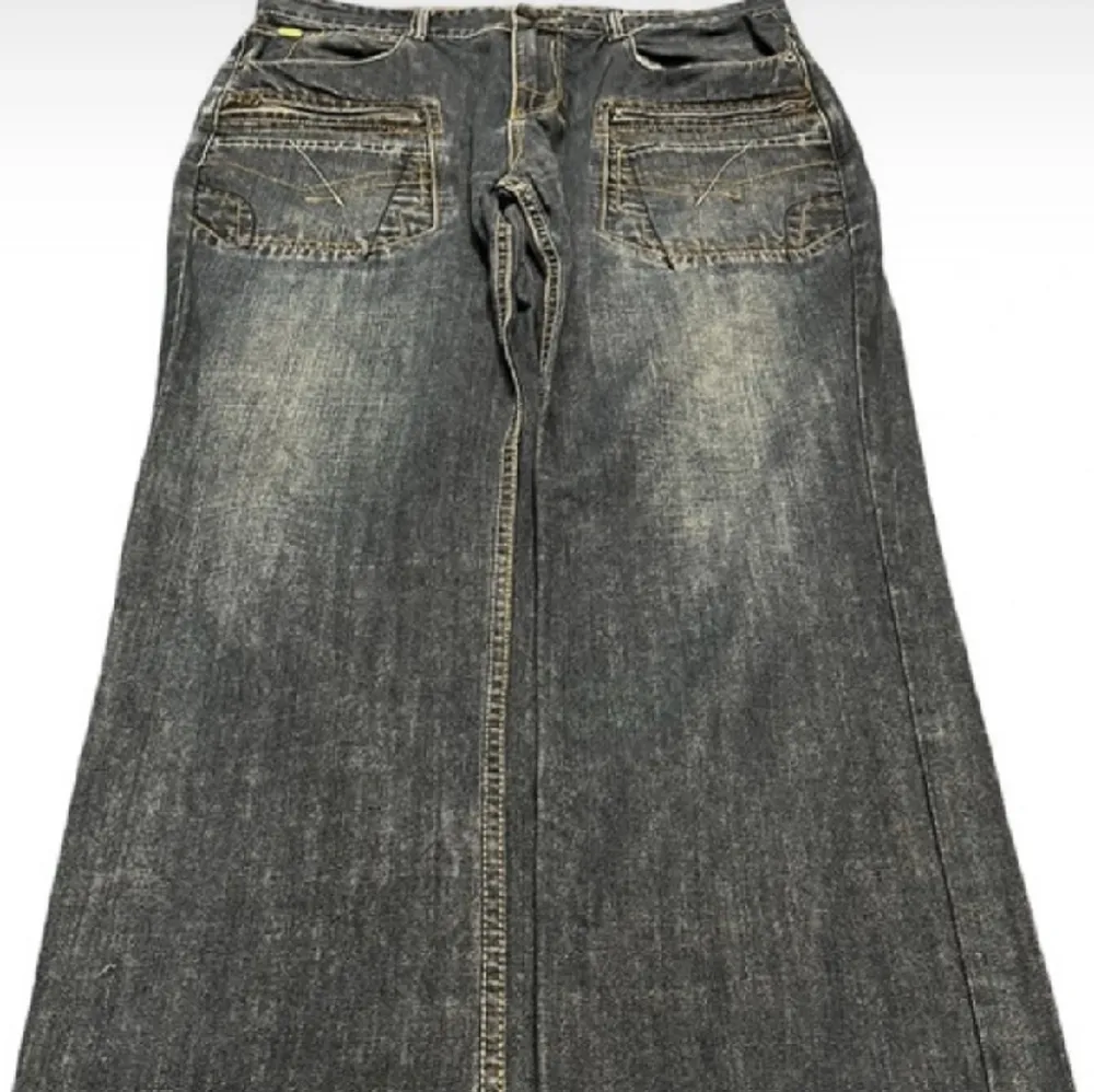 Skit snygga jeans! Säljer eftersom att de e för små för mig. Storlek: 34 waist. Väldigt bra skick då inget är trasigt och kan inte se några defekter. . Jeans & Byxor.
