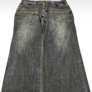 Skit snygga jeans! Säljer eftersom att de e för små för mig. Storlek: 34 waist. Väldigt bra skick då inget är trasigt och kan inte se några defekter. 