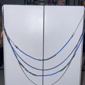 Halsband med blåa detaljer  - Det är ett blåt halsband 