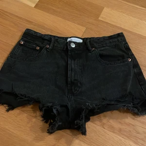 Jeansshorts  - Säljer dessa super fina svarta jeansshorts från zara. Perfekta till sommaren! 💕