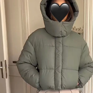 Khaki jacka zara - Jätte fin vinterjacka från zara som passar till allt. (Går inte att köpa längre). Väldigt skön och använt fåtal gånger. Storlek xs men passar s också. Skriv om ni vill ha fler bilder. Pris går att diskutera!!