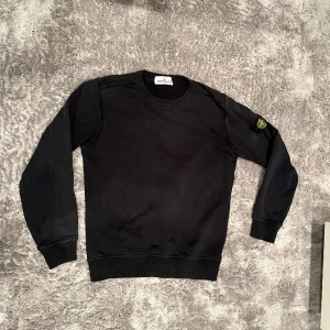 Stone island tröja  - Tja säljer denna riktigt snygga Stone island tröjan i gott sick. Passar runt 157 cm. 