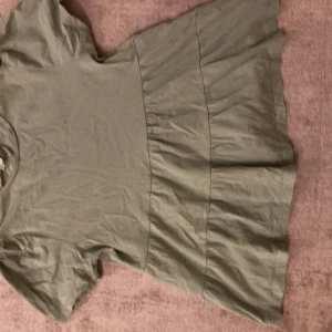 Tunika Zara - En ljusgrön tunika från Zara. Väldigt fin som passar bra nu till våren/sommaren. 🌸