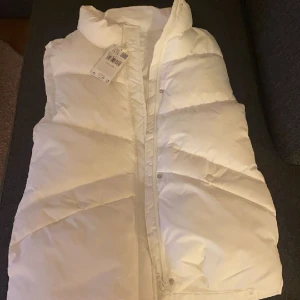 Väst - Hej! Jag säljer denna fina populära väst! Säljer då den inte passar mig och dne ör helt oanvänd! Dne haar en lite liten fläck inne som inte syns utan på. Den är i storlek 164 och skulle säga att dne passat någon med xs och s.