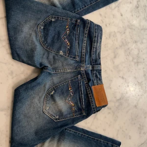  Låg midjade jeans  - Low waist jeans. Vintage, jeansen är ganska korta.