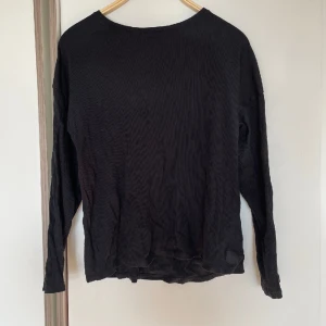 Svart sweatshirt  - Svart sweatshirt från Cubus 🤗